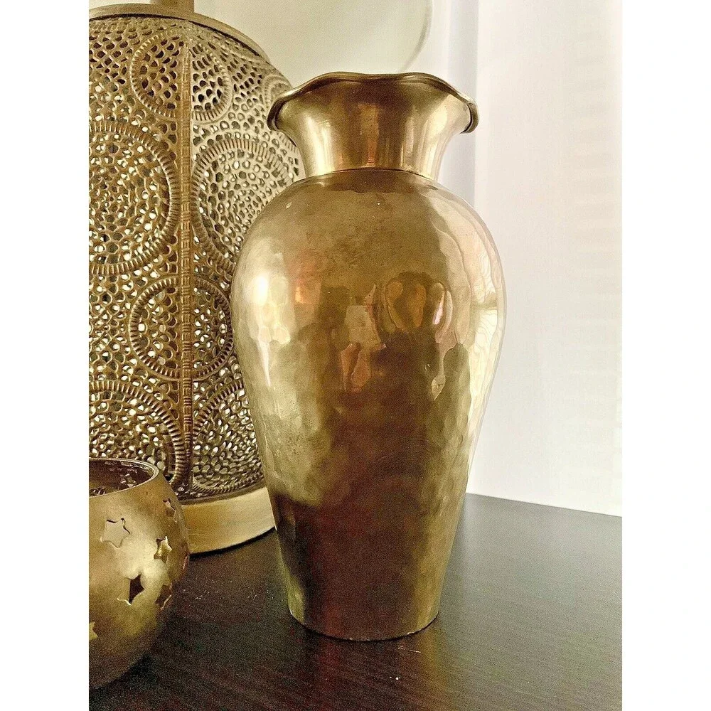 VINTAGE SOLID BRASS HAMMERED VASE 8.5